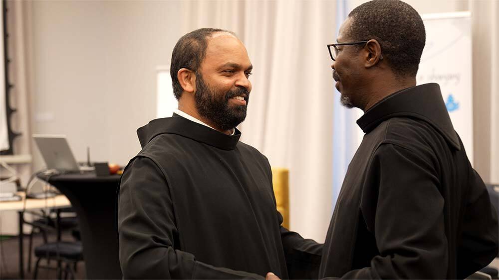 Fr. Saji Mullankuzhy mit dem neuen Generaloberen Fr. Pascal Ahodegnon